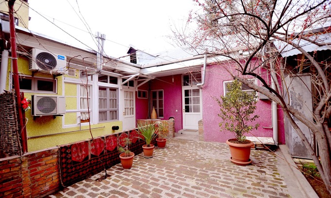 Chugureti House | Sun Filled Spacious Apartment CourtYard View