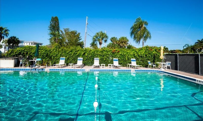Holmes Beach Condo | Sun Plaza West 101: Fantastic Condo In Beach Front Community With Tennis Courts and Pool!