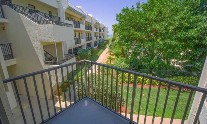 Holmes Beach Condo | Sun Plaza West 105 - Two Bedroom condo, Sleeps 6- on the beach