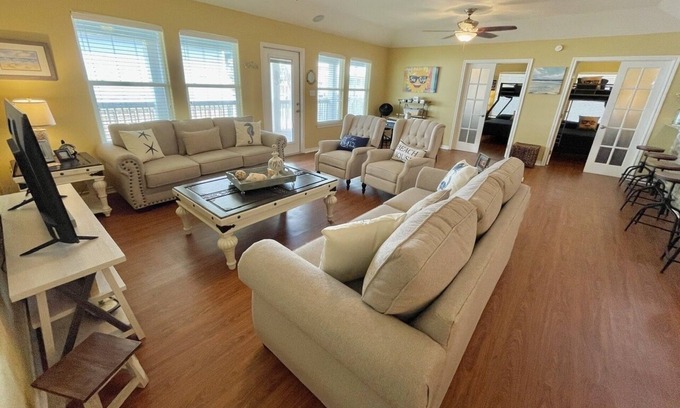 Crystal Beach House | Sun Ray's - 5 Bedroom, fenced yard, close to beach!