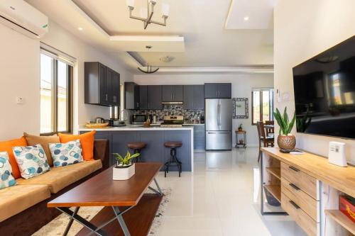 Ocho Rios Villa | Sun Shine Luxury Villas 2 bedroom Pool & Gym Ocho Rios St Ann