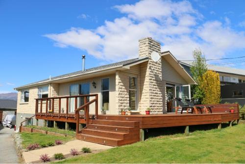 Albert Town House | Sun Soaked Mountain Escape