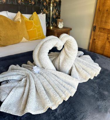 Haworth House | Sun Street Cottage - with log burner, jet bath and Summerhouse