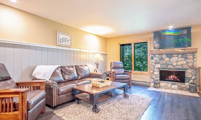 Ketchum Condo | Sun Valley #113-Hot Tub, Pool, Spa, Common Game Room, 10 minute Walk to Town & Lifts