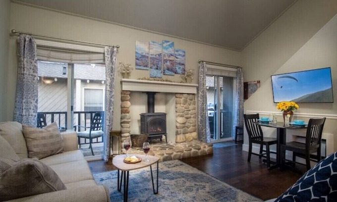 Ketchum Condo | Sun Valley/Ketchum-Location, Hot tub, pet friendly, walk to ski and downtown