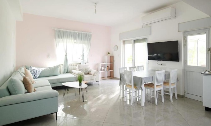 Kiryat Shmuel Apartment | Sun, view and comfort in JLM