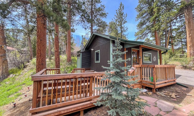 Estes Park Cabin | SunBright Cottage: Fireplace, A/C, Jacuzzi, Private Deck, King Bed