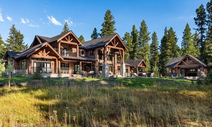 Cle Elum House | Suncadia's Biggest Rental w/Heated Pool, 20-Person Hot Tub, and 2 Firepits!