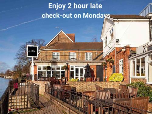 Staines Hotel | Sunday London Staines-upon-Thames Heathrow T5