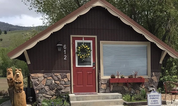 Darby Cabin | SunDown Cabin on Main Street in Darby
