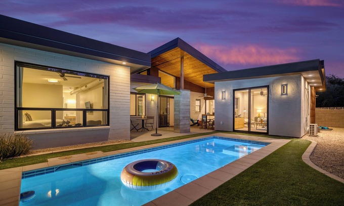 Peaceful Valley House | Sundrenched by AvantStay | Pool, Mins to Old Town