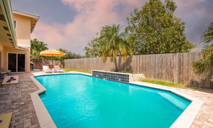 Pompano Beach House | Sunflower by AvantStay Pool BBQ Pool Table Outdoor Dining
