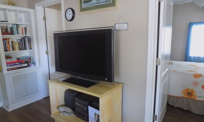 Cedar Key Cabin | Sunflower Cottage - Dog Friendly Cottage with Golf Cart