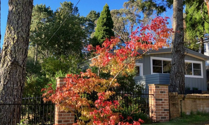 Wentworth Falls Cabin | Sunflower House, a cozy cabin at Lake Wentworth
