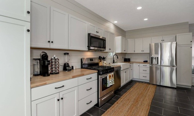 Cleveland House | Sunflower on Lee Ave| Weekend Getaway|6BR