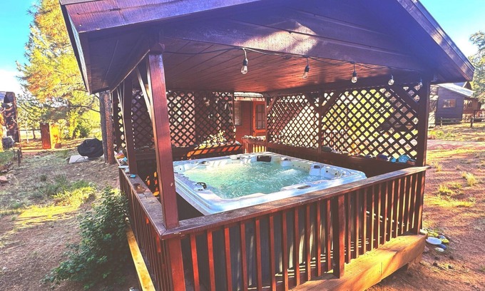 Heber Cabin | Sunflower - Pet Friendly Escape to Rim Country w/Hot Tub