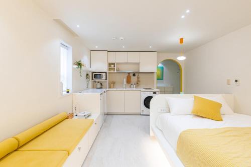 Sinsa-dong Villa | Sunflower Room