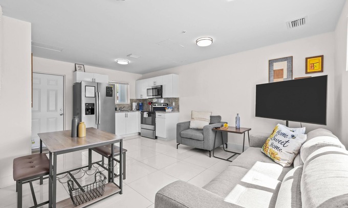 Gladeview House | SunflowerMIA-Private Turf Patio-Grill-Mins2Wynwood