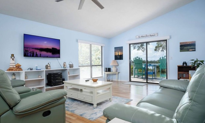 Cedar Key House | Sunkissed with water views, boat parking!