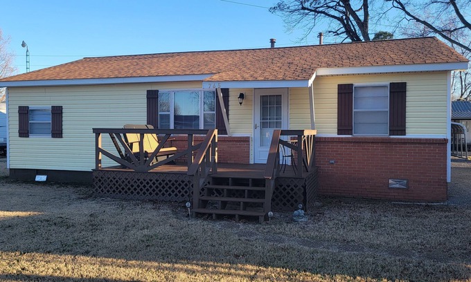 Wynnburg House | Sunkist beach house. Lake side house 3 bedroom house
