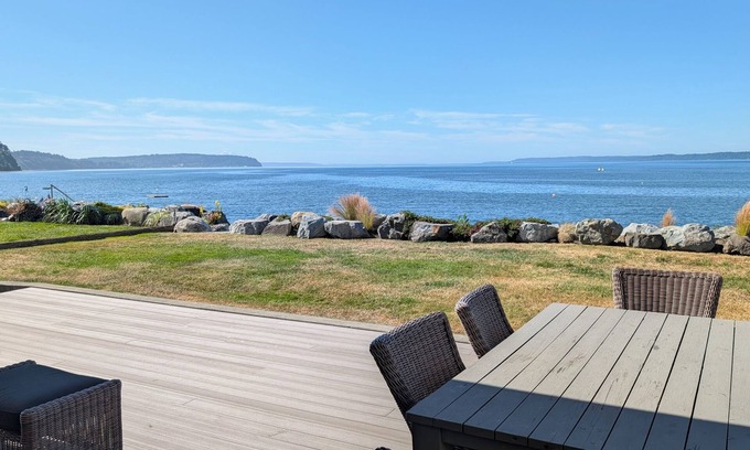Clinton House | Sunlight Beach Getaway - sleeps 8, beachfront getaway on Useless Bay