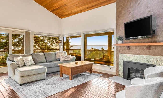 Clinton House | Sunlight Vista