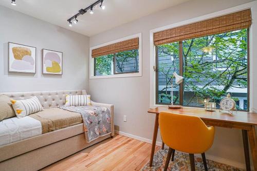 West Bellevue House | Sunlit contemporary Bellevue Home w a Lush Garden