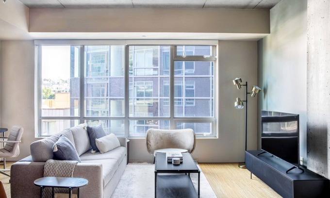 South Lake Union Apartment | Sunlit South Lake Union 1BR w/W/D & Gym, Walkable Area, by Blueground