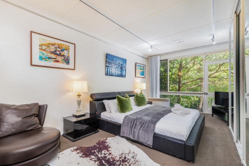 Yarralumla House | Sunlit Upstairs Suite with Hot Tub & Garden surrounds