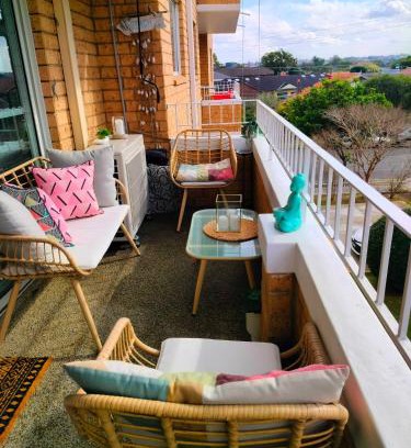 Brighton-le-Sands Apartment | Sunny 2 bed Restaurants beach at door Pets O.K