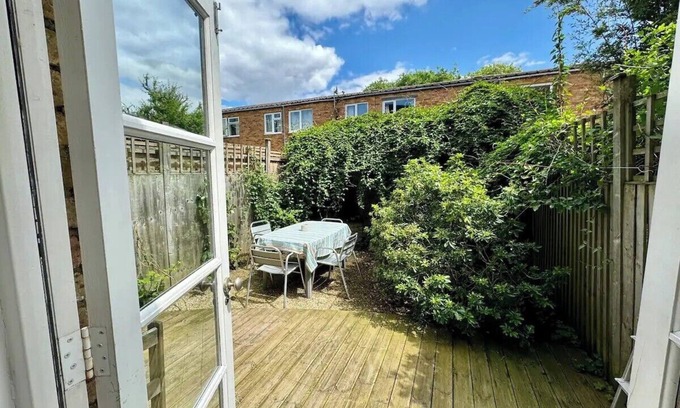 Battersea House | Sunny 2 Bedroom House in Battersea Central London
