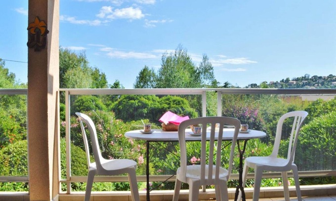 Le Lavandou Apartment | Sunny 2-Room Apartment for 4 with Terrace, AC, and Parking, Near Saint-Clair Beach