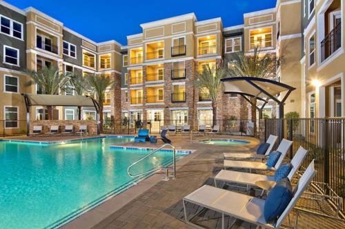 Pico Apartment | Sunny 2BDR in SM Pool & Gym - 5 min to the beach!