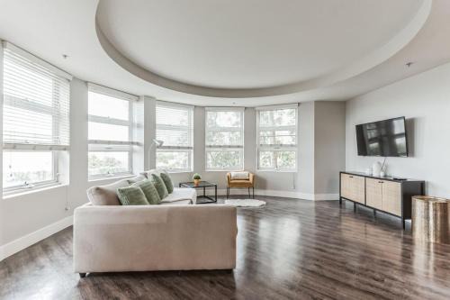Pico Apartment | Sunny 3BR Santa Monica Retreat with Pool,Jacuzzi & Parking!