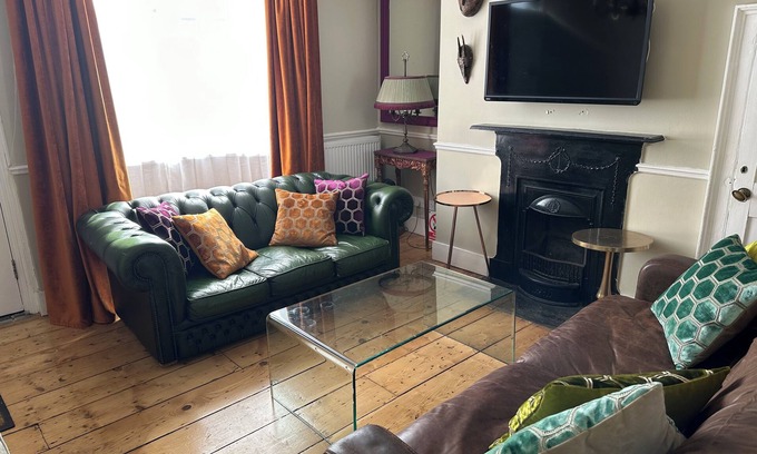 Kemptown House | Sunny, 4 double bedrooms, 2/3 mins to beach, pier and historic south lanes,