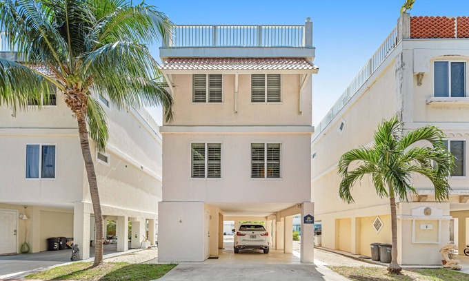 Marathon House | Sunny and bright home with pool access, central AC, and private washer/dryer