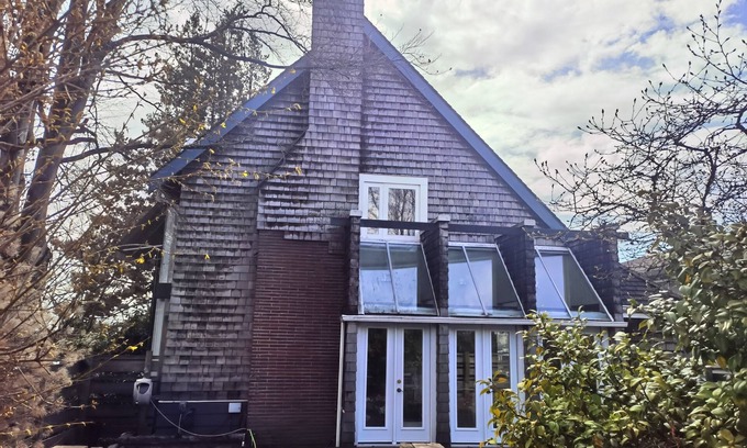 Fraserview House | Sunny and cozy art-house