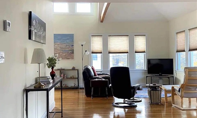 South Side Condo | Sunny and spacious 2-BR condo near Hospitals, Universities and Biotechs