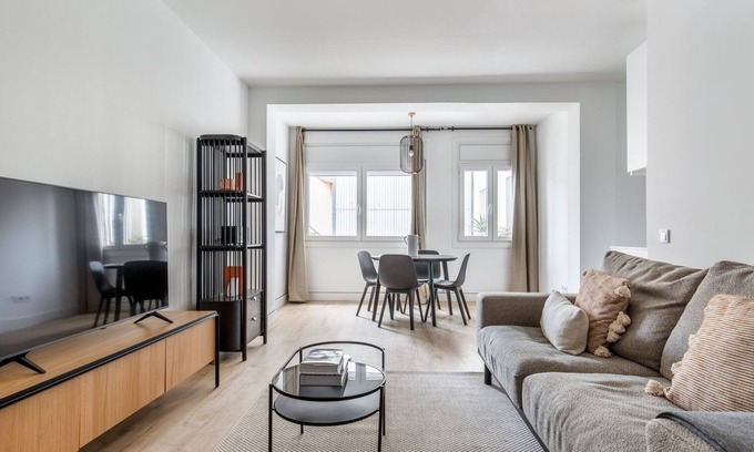 Esquerra de l'Eixample Apartment | Sunny Antiga Esquerra de l'Eixample 3BR, by Blueground