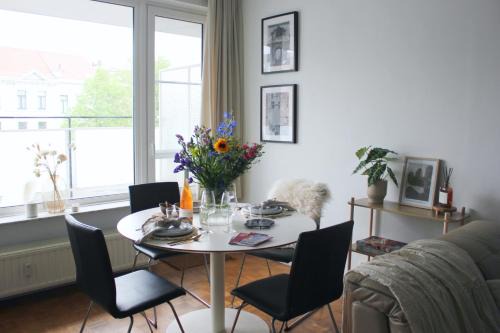 South Antwerp Apartment | Sunny Apartment - Zuid Retreat 1BR Apartment near Scheldt River