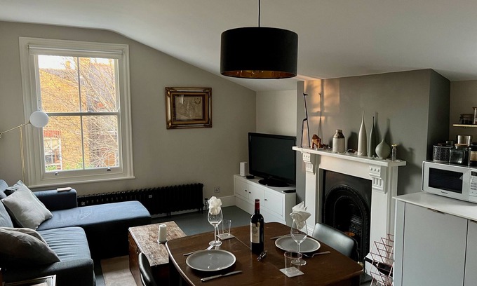 St. Leonard's Apartment | Sunny attic near Tooting Bec common