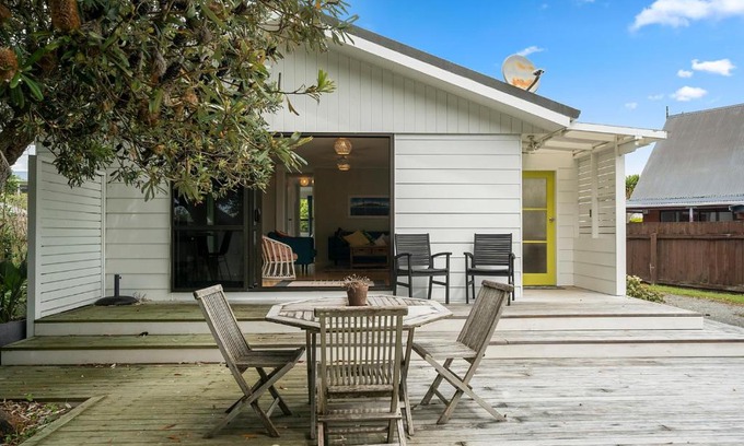 Paraparaumu Beach House | Sunny Beach Bach Hideaway - Paraparaumu Beach Holiday Home