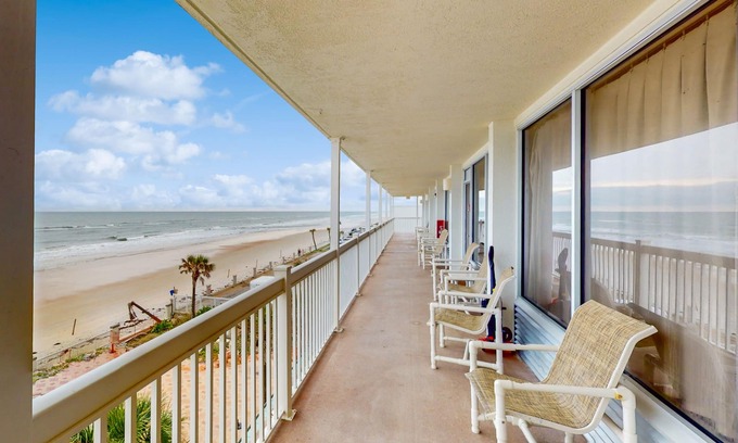 Ortona Park Apartment | Sunny beach studio with balcony & elevator