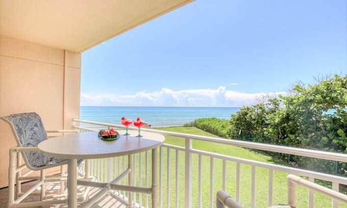 Satellite Beach Condo | Sunny Beachside Condo w/Beautiful Balcony Ocean Views & Heated Pool ☀️