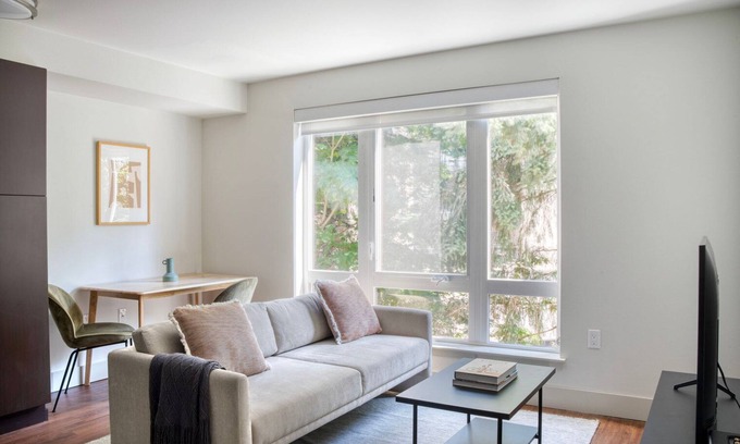 West Bellevue Apartment | Sunny Bellevue Jr 1BR w/Lounge & W/D, nr Shops & Coffee, by Blueground
