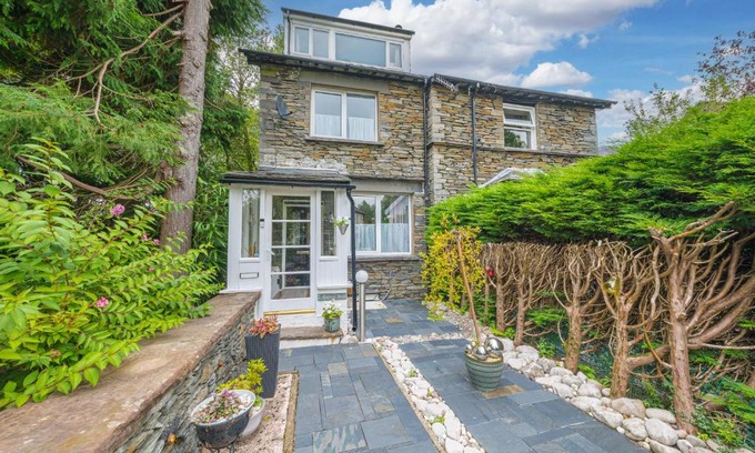 Windermere House | Sunny Brae, dog friendly Windermere Cottage