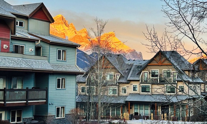Cougar Creek Condo | SUNNY BRIGHT King Bed Suite |Full Kitchen| A/C |Free Parking| Balcony| BBQ| Gym