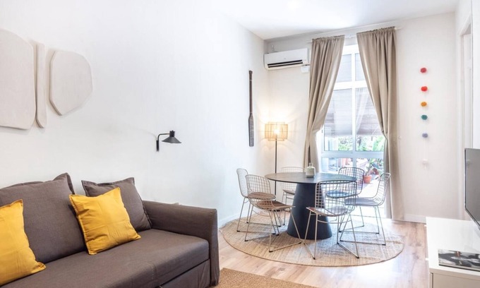 L'Antiga Esquerra de l'Eixample Apartment | Sunny central apartment with a 100m2 city oasis