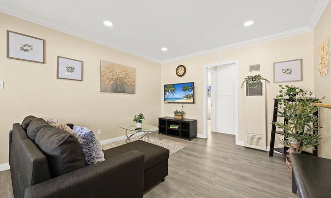 Alhambra Apartment | Sunny & Cheerful Near I-10 ~ Queen Beds ~ Parking!