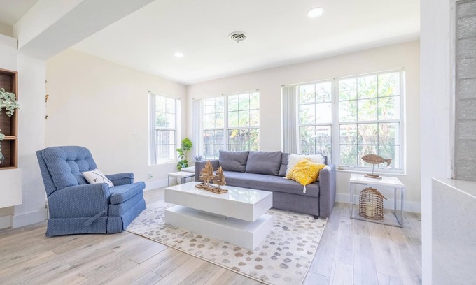 Lighthouse Point House | Sunny Cocada Deerfield Beach Home with BBQ Grill